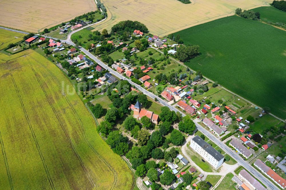 Zettemin von oben - Dorfkern am Feldrand in Zettemin im Bundesland Mecklenburg-Vorpommern, Deutschland