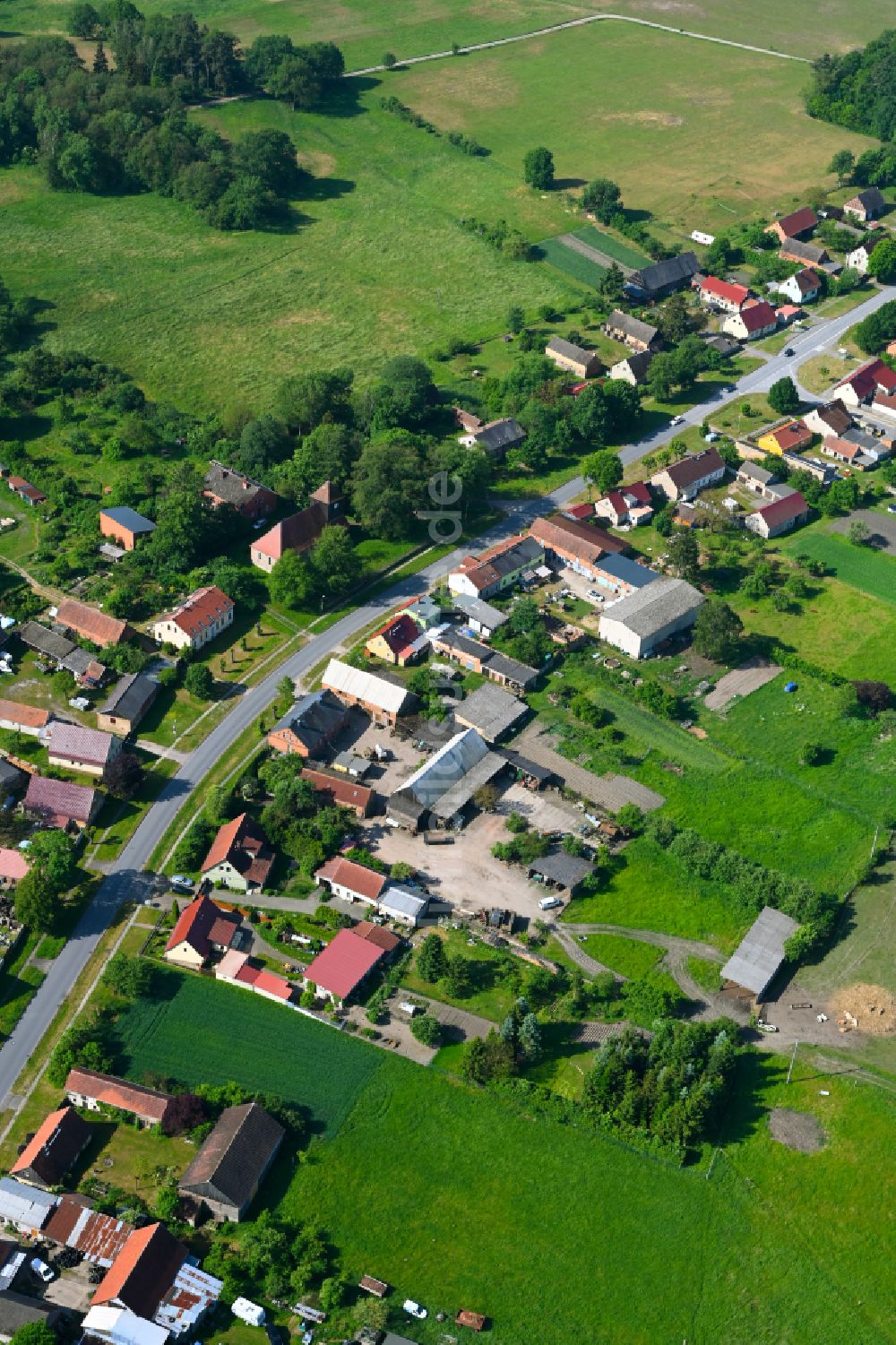 Zühlen aus der Vogelperspektive: Dorfkern am Feldrand in Zühlen im Bundesland Brandenburg, Deutschland