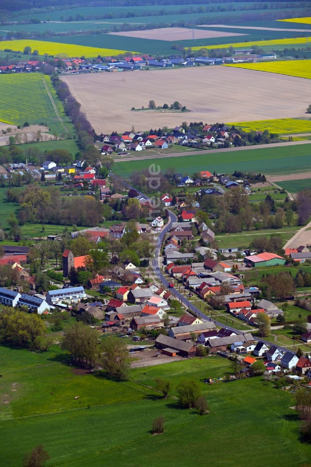 Luftbild Zinndorf - Dorfkern am Feldrand in Zinndorf im Bundesland Brandenburg, Deutschland