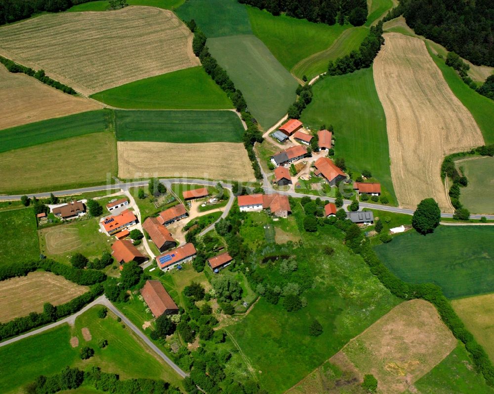 Zirnberg aus der Vogelperspektive: Dorfkern am Feldrand in Zirnberg im Bundesland Bayern, Deutschland