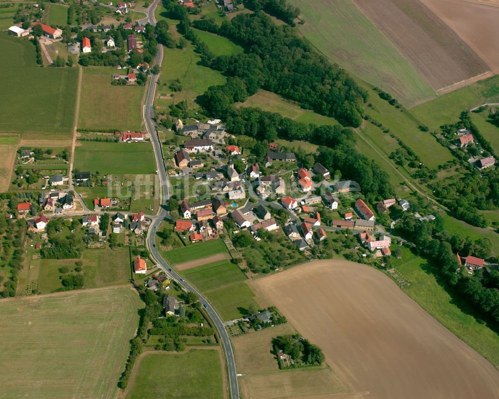 Zschippach von oben - Dorfkern am Feldrand in Zschippach im Bundesland Thüringen, Deutschland