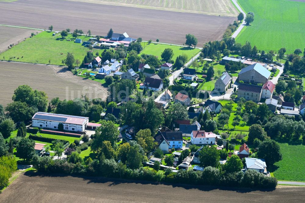 Zschöpperitz aus der Vogelperspektive: Dorfkern am Feldrand in Zschöpperitz im Bundesland Thüringen, Deutschland