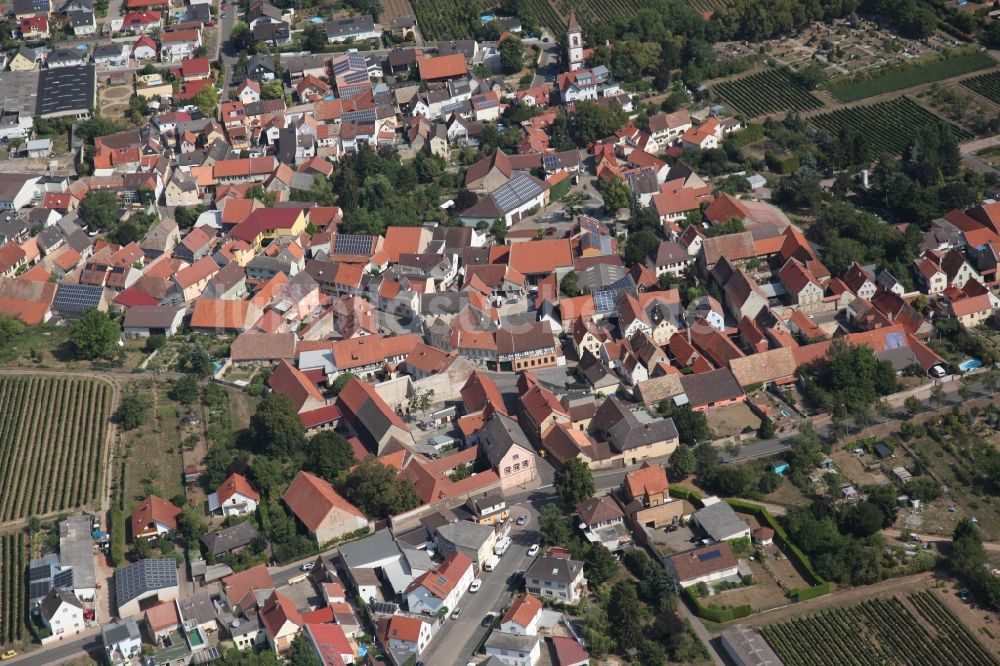 Flörsheim-Dalsheim aus der Vogelperspektive: Dorfkern in Flörsheim-Dalsheim im Bundesland Rheinland-Pfalz