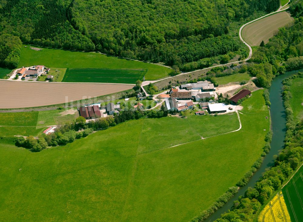 Luftbild Mittenhausen - Dorfkern am Fluss- Ufer der Donau in Mittenhausen im Bundesland Baden-Württemberg, Deutschland