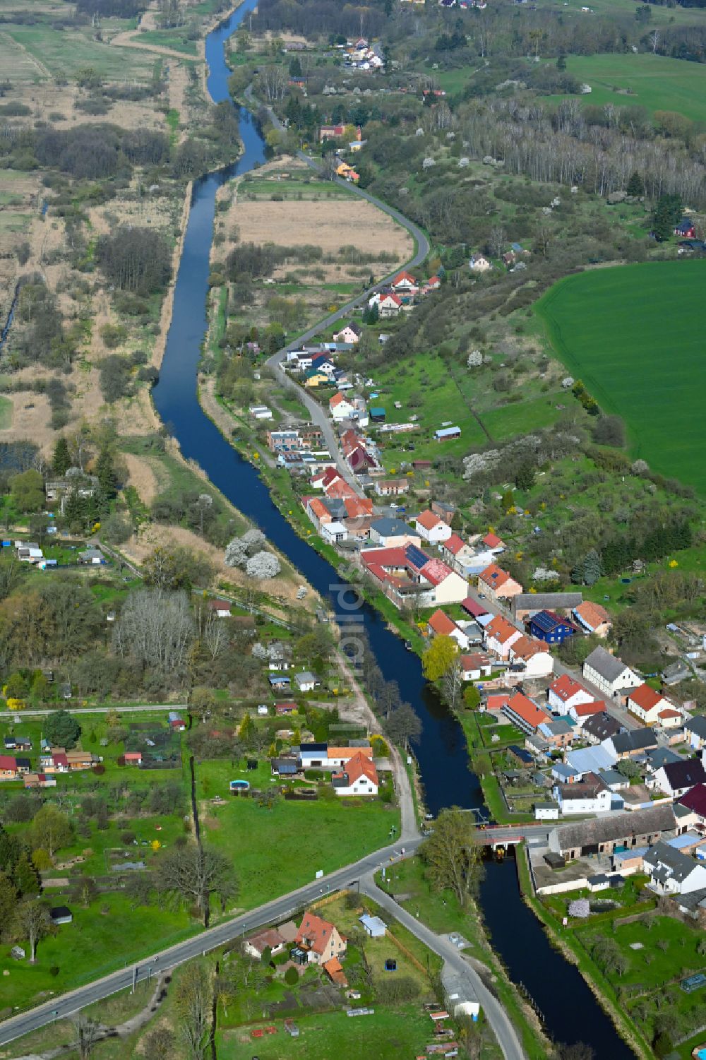 Niederfinow von oben - Dorfkern an den Fluss- Uferbereichen der alten Finow in Niederfinow im Bundesland Brandenburg, Deutschland