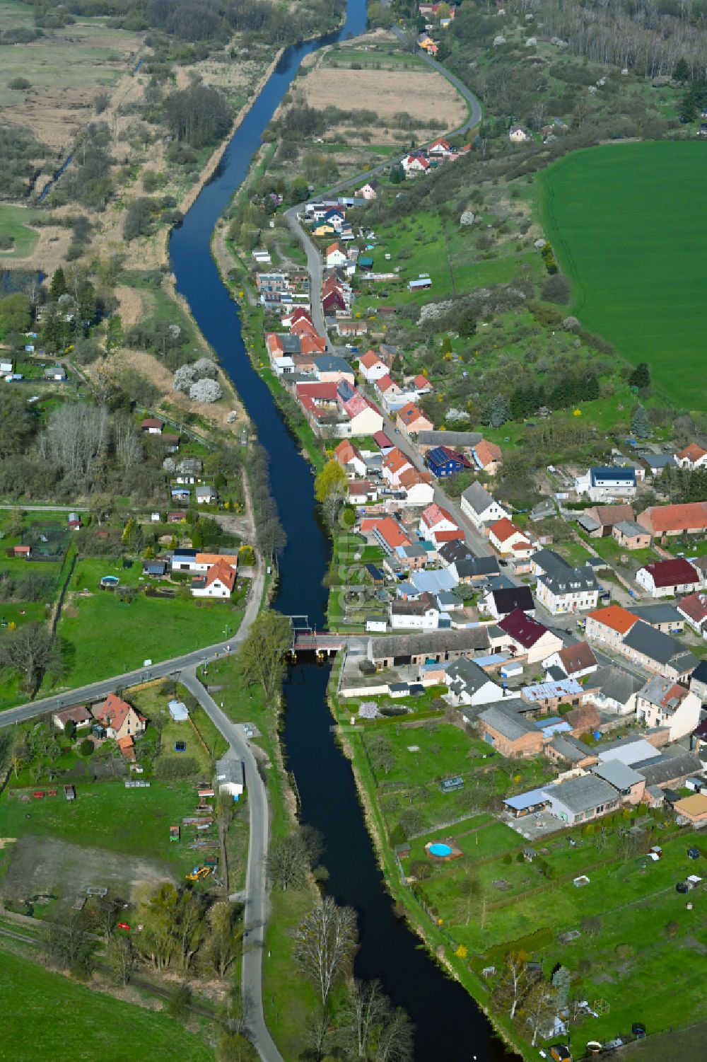 Niederfinow aus der Vogelperspektive: Dorfkern an den Fluss- Uferbereichen der alten Finow in Niederfinow im Bundesland Brandenburg, Deutschland