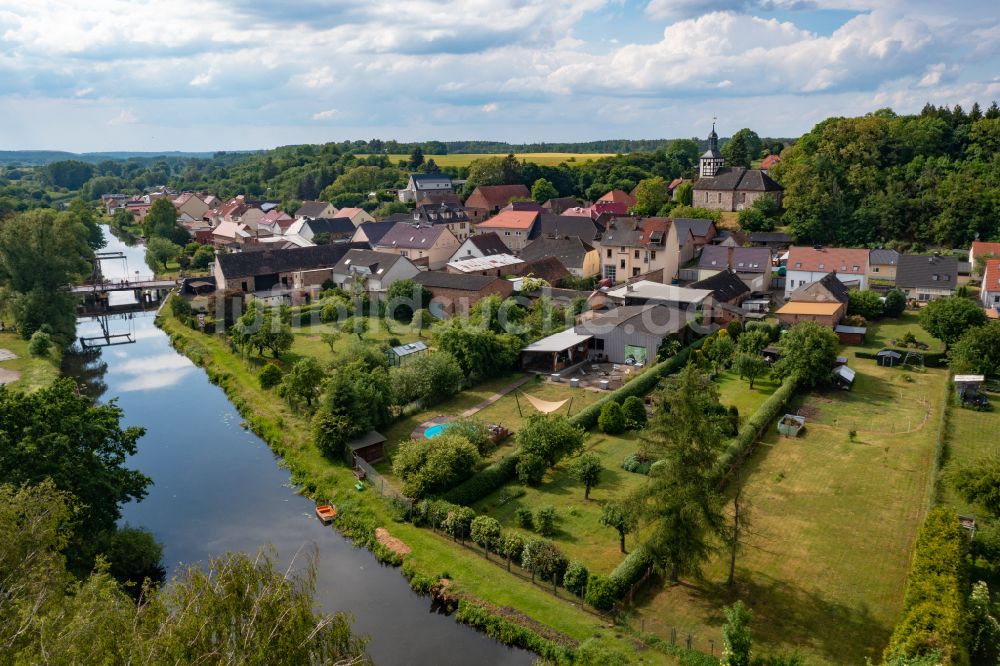 Niederfinow von oben - Dorfkern an den Fluss- Uferbereichen der alten Finow in Niederfinow im Bundesland Brandenburg, Deutschland