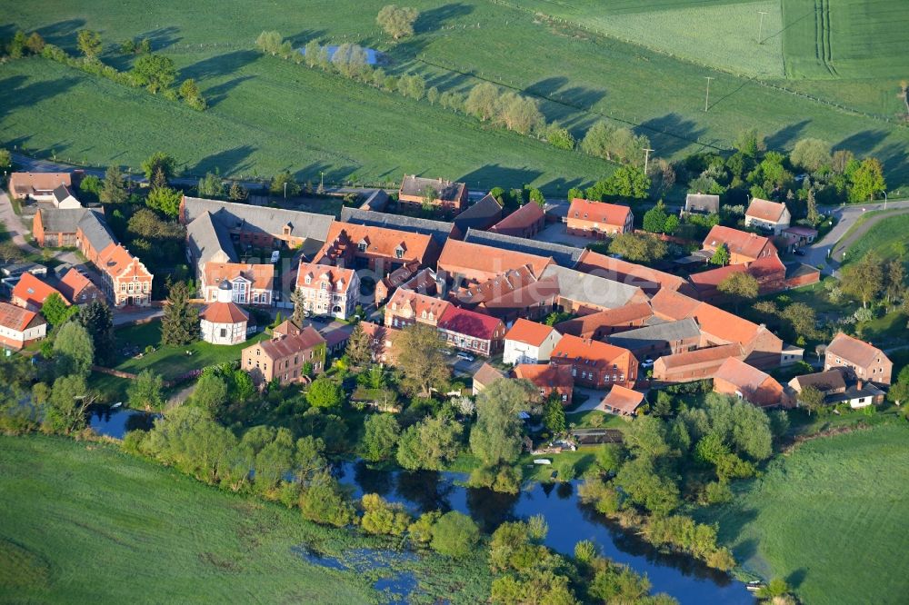 Luftbild Garz - Dorfkern an den Fluss- Uferbereichen der Alten Havel in Garz im Bundesland Sachsen-Anhalt, Deutschland