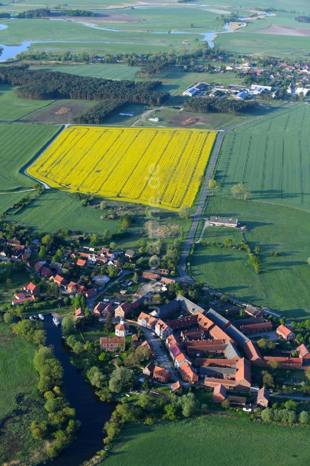 Garz von oben - Dorfkern an den Fluss- Uferbereichen der Alten Havel in Garz im Bundesland Sachsen-Anhalt, Deutschland