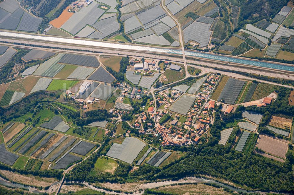 Monetier-Allemont aus der Vogelperspektive: Dorfkern an den Fluss- Uferbereichen des Canal E.d.f. de Sisteron in Monetier-Allemont in Provence-Alpes-Cote d'Azur, Frankreich