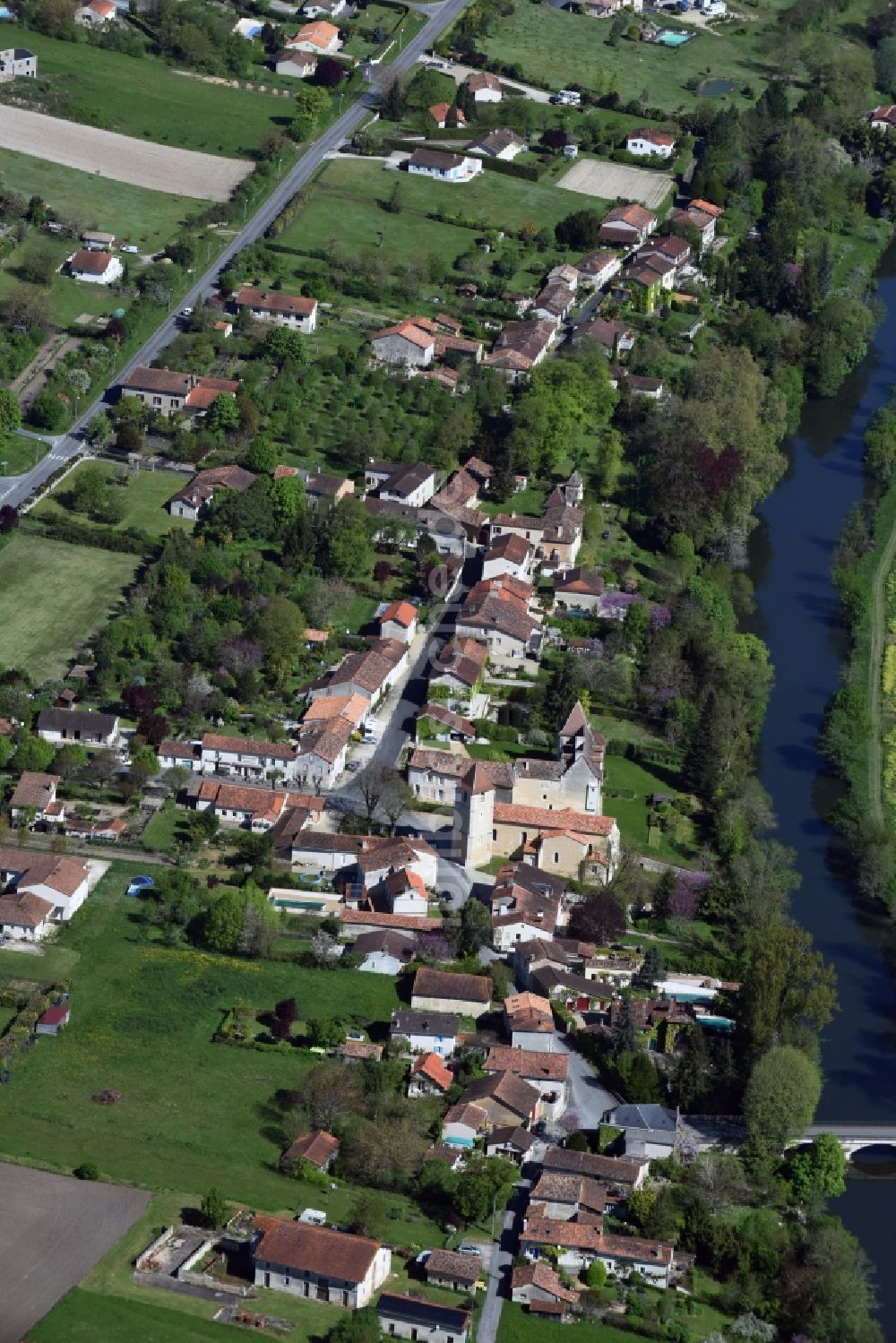 Bonnes aus der Vogelperspektive: Dorfkern an den Fluss- Uferbereichen La Dronne in Bonnes in Aquitaine Limousin Poitou-Charentes, Frankreich