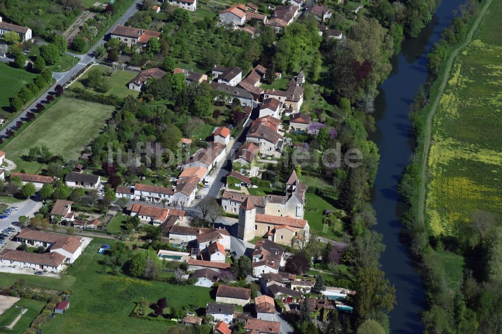 Luftbild Bonnes - Dorfkern an den Fluss- Uferbereichen La Dronne in Bonnes in Aquitaine Limousin Poitou-Charentes, Frankreich