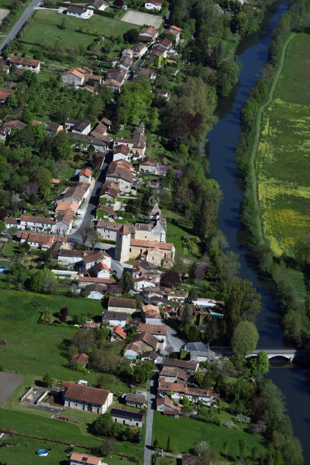 Luftaufnahme Bonnes - Dorfkern an den Fluss- Uferbereichen La Dronne in Bonnes in Aquitaine Limousin Poitou-Charentes, Frankreich