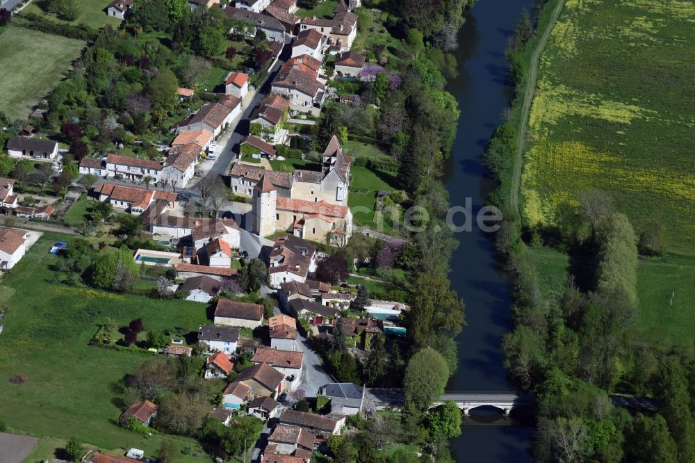 Bonnes von oben - Dorfkern an den Fluss- Uferbereichen La Dronne in Bonnes in Aquitaine Limousin Poitou-Charentes, Frankreich