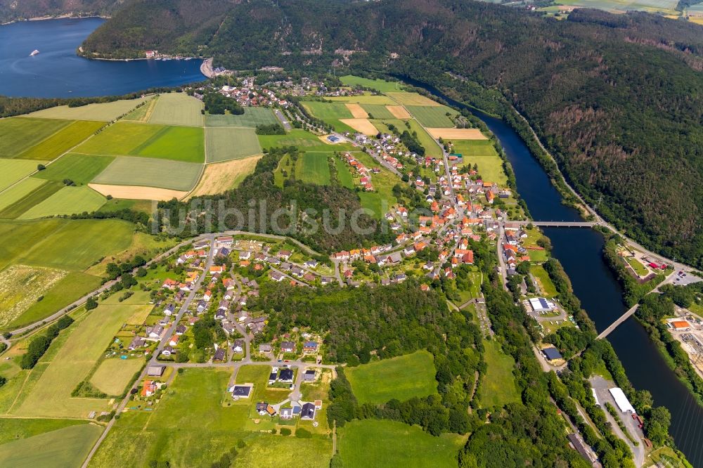 Luftaufnahme Hemfurth - Dorfkern an den Fluss- Uferbereichen der Eder in Hemfurth im Bundesland Hessen, Deutschland