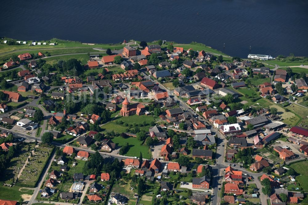 Luftaufnahme Artlenburg - Dorfkern an den Fluss- Uferbereichen Elbe in Artlenburg im Bundesland Niedersachsen