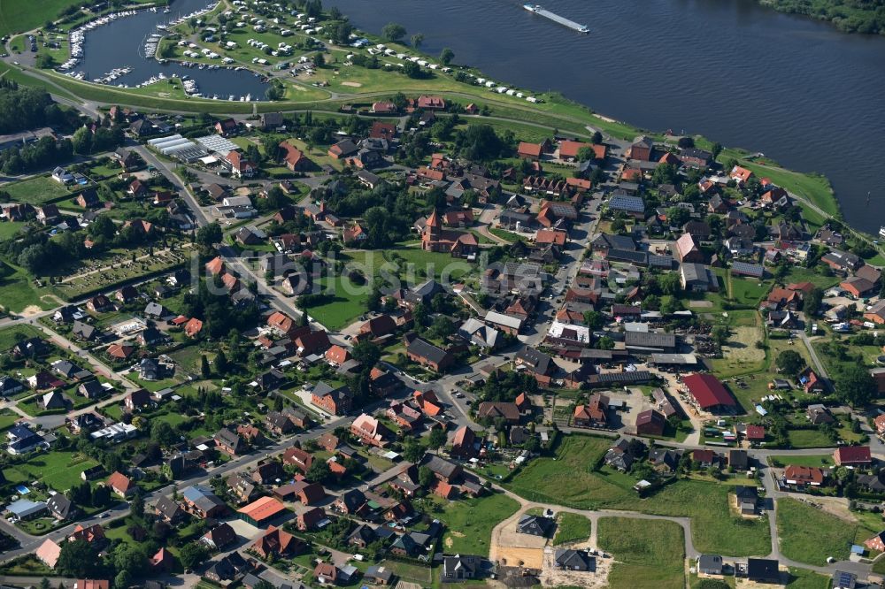 Luftaufnahme Artlenburg - Dorfkern an den Fluss- Uferbereichen Elbe in Artlenburg im Bundesland Niedersachsen