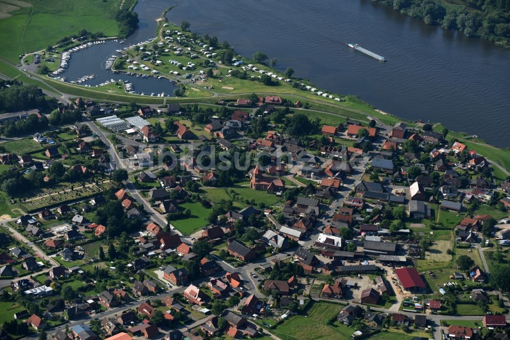 Artlenburg von oben - Dorfkern an den Fluss- Uferbereichen Elbe in Artlenburg im Bundesland Niedersachsen