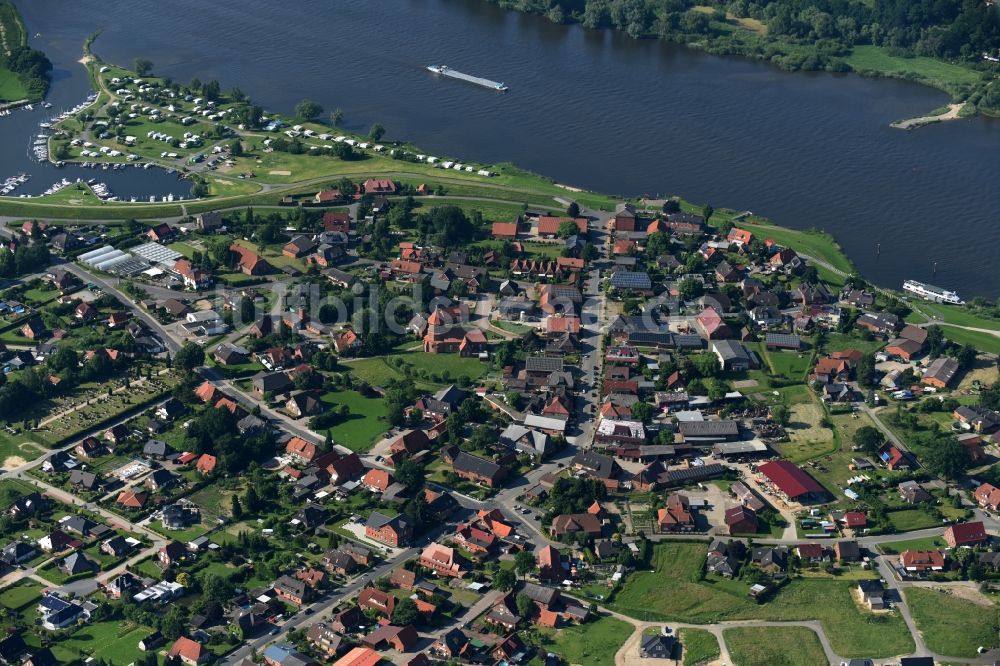 Artlenburg aus der Vogelperspektive: Dorfkern an den Fluss- Uferbereichen Elbe in Artlenburg im Bundesland Niedersachsen