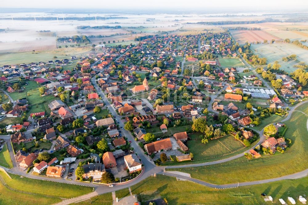 Luftbild Artlenburg - Dorfkern an den Fluss- Uferbereichen der Elbe in Artlenburg im Bundesland Niedersachsen, Deutschland