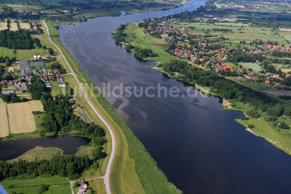 Luftbild Drage - Dorfkern an den Fluss- Uferbereichen der Elbe in Drage im Bundesland Niedersachsen