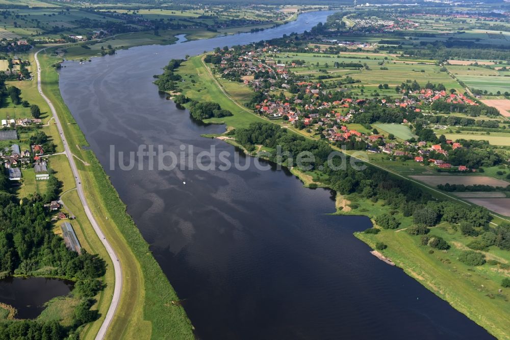 Luftaufnahme Drage - Dorfkern an den Fluss- Uferbereichen der Elbe in Drage im Bundesland Niedersachsen