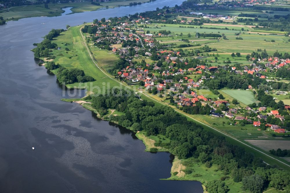 Luftbild Drage - Dorfkern an den Fluss- Uferbereichen der Elbe in Drage im Bundesland Niedersachsen