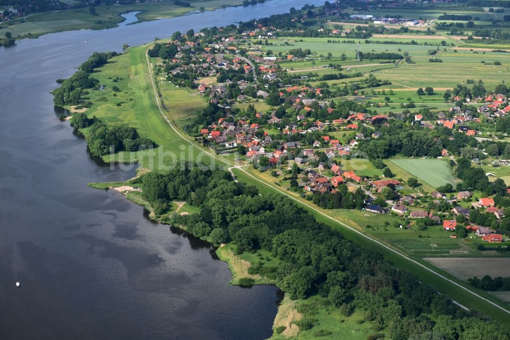 Luftaufnahme Drage - Dorfkern an den Fluss- Uferbereichen der Elbe in Drage im Bundesland Niedersachsen