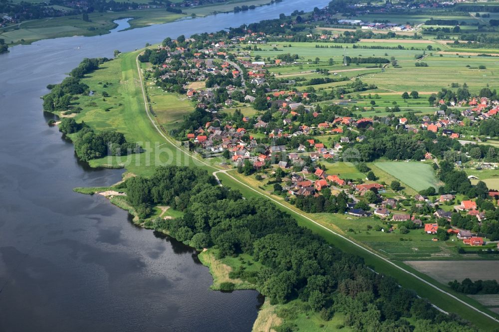 Drage von oben - Dorfkern an den Fluss- Uferbereichen der Elbe in Drage im Bundesland Niedersachsen