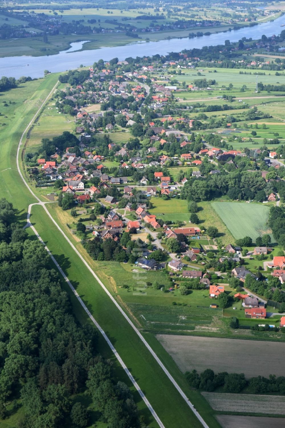 Drage aus der Vogelperspektive: Dorfkern an den Fluss- Uferbereichen der Elbe in Drage im Bundesland Niedersachsen