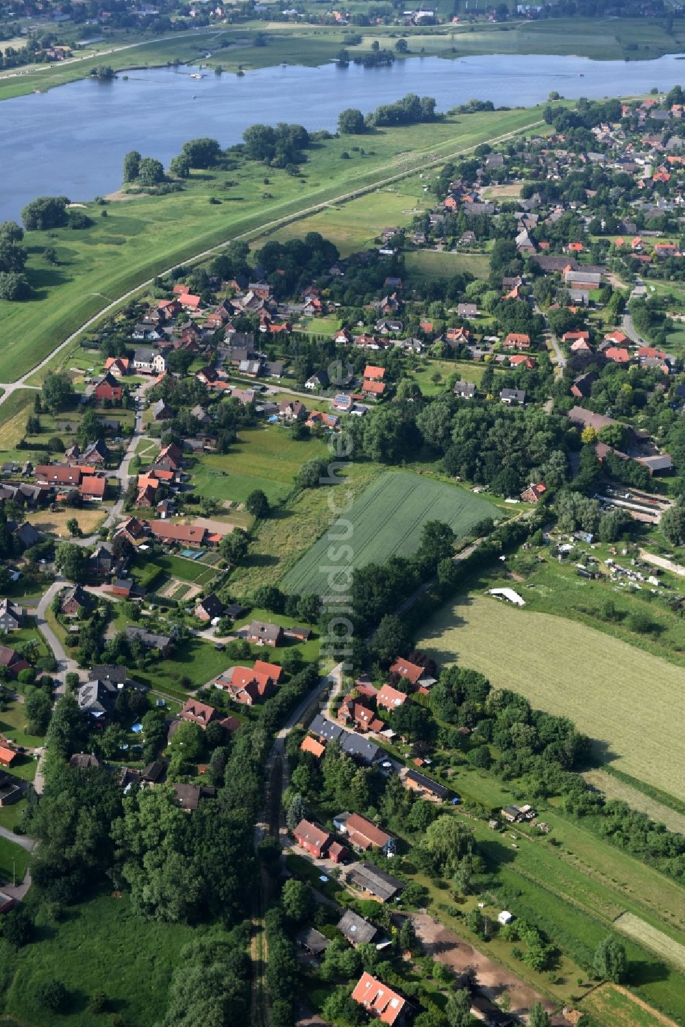 Luftbild Drage - Dorfkern an den Fluss- Uferbereichen der Elbe in Drage im Bundesland Niedersachsen