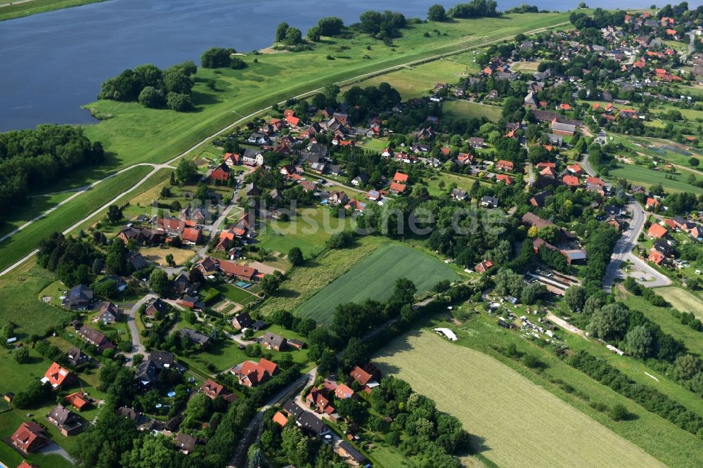 Luftaufnahme Drage - Dorfkern an den Fluss- Uferbereichen der Elbe in Drage im Bundesland Niedersachsen