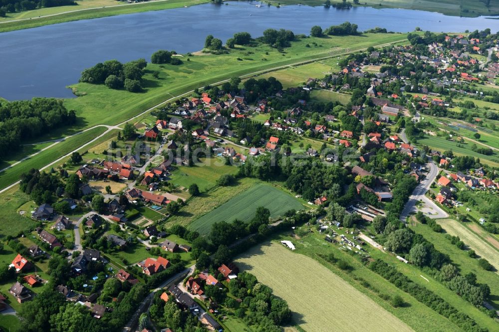 Drage von oben - Dorfkern an den Fluss- Uferbereichen der Elbe in Drage im Bundesland Niedersachsen