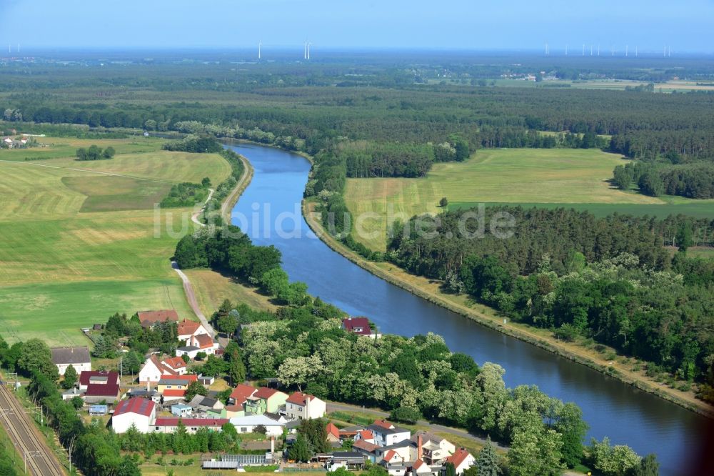 Kade aus der Vogelperspektive: Dorfkern an den Fluss- Uferbereichen des Elbe-havel-Kanales in Kade im Bundesland Sachsen-Anhalt