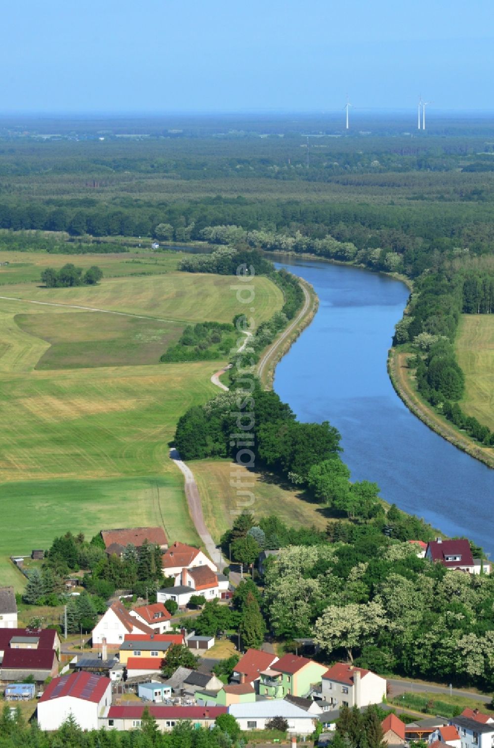 Luftbild Kade - Dorfkern an den Fluss- Uferbereichen des Elbe-havel-Kanales in Kade im Bundesland Sachsen-Anhalt