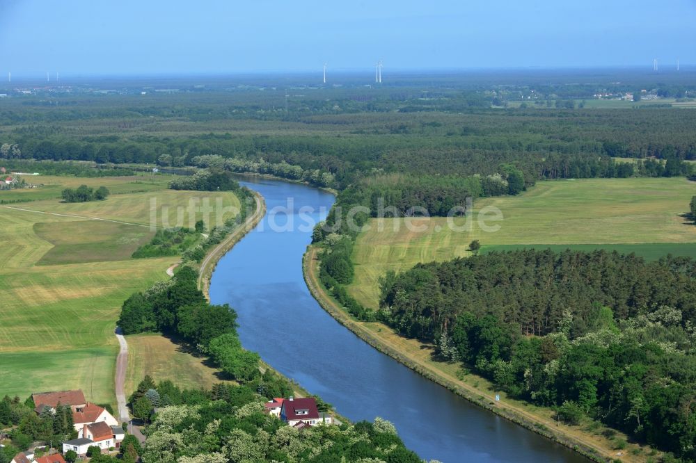 Luftaufnahme Kade - Dorfkern an den Fluss- Uferbereichen des Elbe-havel-Kanales in Kade im Bundesland Sachsen-Anhalt