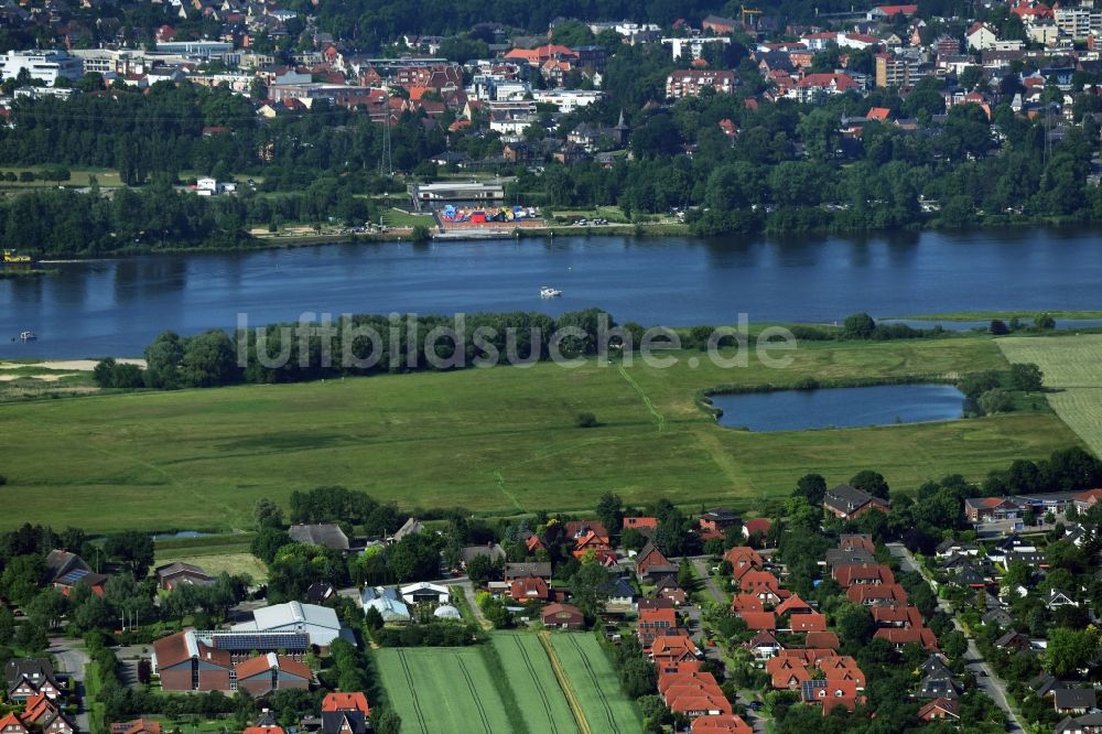 Marschacht von oben - Dorfkern an den Fluss- Uferbereichen der Elbe in Marschacht im Bundesland Niedersachsen