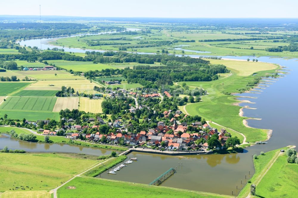 Luftbild Schnackenburg - Dorfkern an den Fluss- Uferbereichen der Elbe in Schnackenburg im Bundesland Niedersachsen, Deutschland