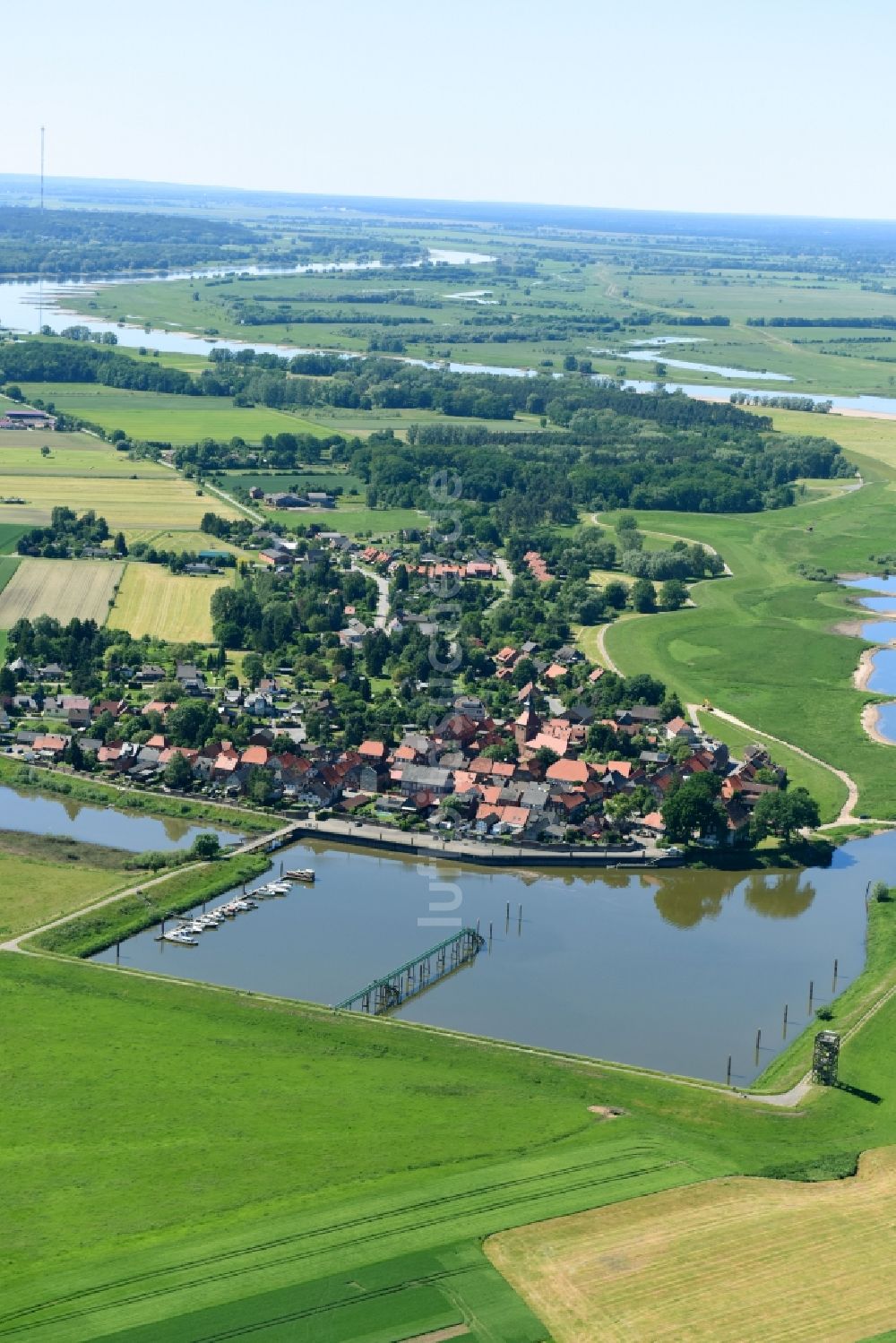 Luftaufnahme Schnackenburg - Dorfkern an den Fluss- Uferbereichen der Elbe in Schnackenburg im Bundesland Niedersachsen, Deutschland