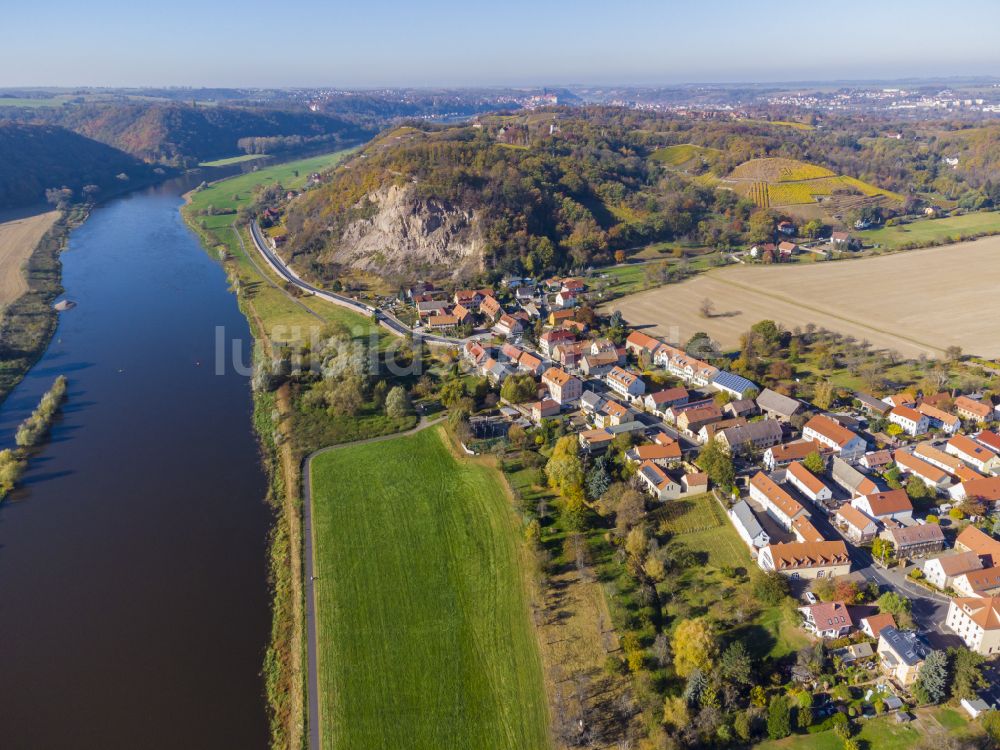 Sörnewitz von oben - Dorfkern an den Fluss- Uferbereichen der Elbe in Sörnewitz im Bundesland Sachsen, Deutschland