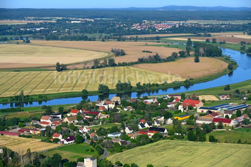 Luftaufnahme Stehla - Dorfkern an den Fluss- Uferbereichen der Elbe in Stehla im Bundesland Sachsen, Deutschland