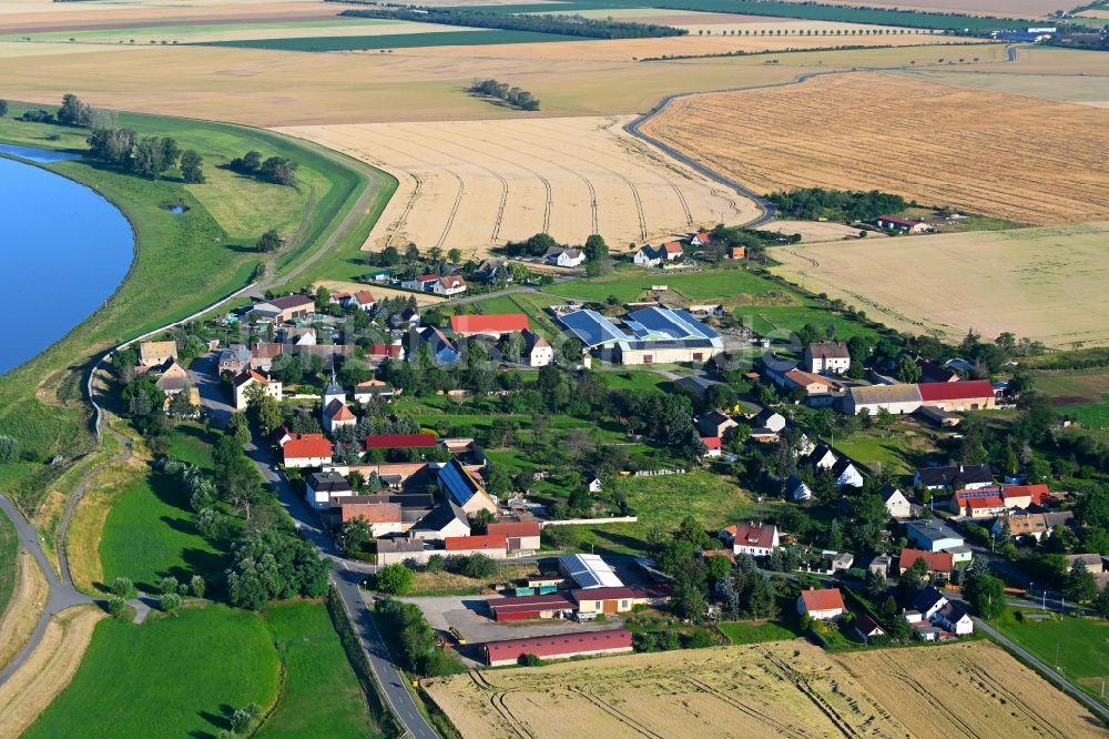 Stehla von oben - Dorfkern an den Fluss- Uferbereichen der Elbe in Stehla im Bundesland Sachsen, Deutschland