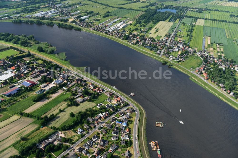 Stelle aus der Vogelperspektive: Dorfkern an den Fluss- Uferbereichen Elbe in Stelle im Bundesland Niedersachsen