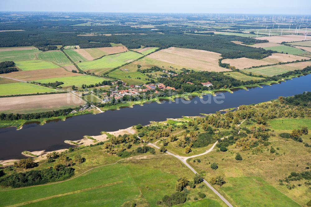 Storkau (Elbe) aus der Vogelperspektive: Dorfkern an den Fluss- Uferbereichen der Elbe in Storkau (Elbe) im Bundesland Sachsen-Anhalt, Deutschland