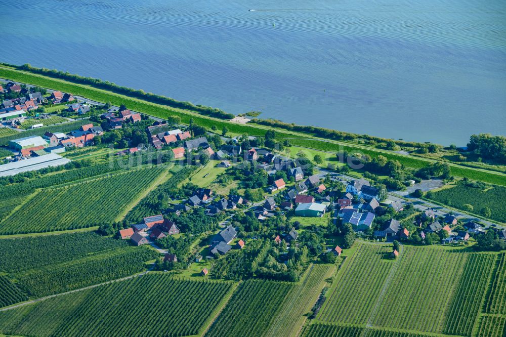 Wisch von oben - Dorfkern an den Fluss- Uferbereichen der Elbe in Wisch im Bundesland Niedersachsen, Deutschland