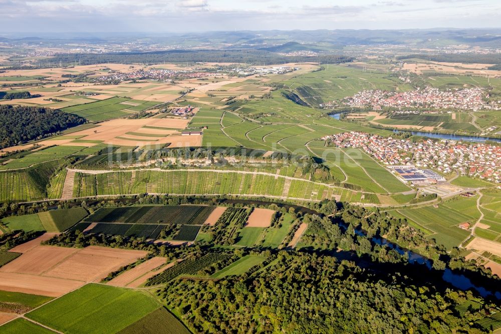 Löchgau aus der Vogelperspektive: Dorfkern an den Fluss- Uferbereichen der Enz in Löchgau im Bundesland Baden-Württemberg, Deutschland