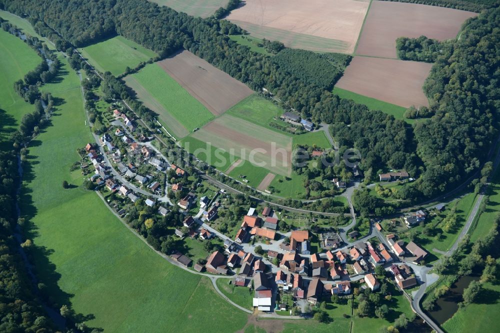 Hammelburg aus der Vogelperspektive: Dorfkern an den Fluss- Uferbereichen der Fränkischen Saale in Morlesau im Bundesland Bayern