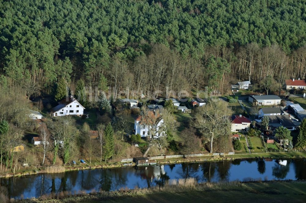 Luftaufnahme Berkenbrück - Dorfkern an den Fluss- Uferbereichen der Fürstenwalder Spree in Berkenbrück im Bundesland Brandenburg