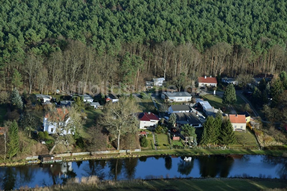 Berkenbrück von oben - Dorfkern an den Fluss- Uferbereichen der Fürstenwalder Spree in Berkenbrück im Bundesland Brandenburg