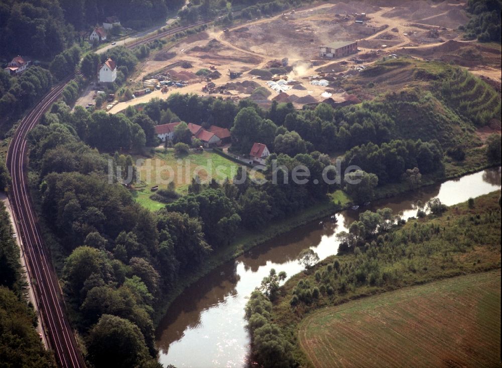 Löwenau aus der Vogelperspektive: Dorfkern an den Fluss- Uferbereichen der Fulda in Löwenau im Bundesland Niedersachsen, Deutschland